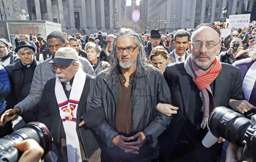 Ravi Ragbir (al centro), en protesta en contra de las deportaciones en marzo de 2017 en Nueva York. Ragbir fue detenido el 11 de enero cuando se presentó a su cita de inmigración.