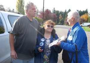 Retired postal worker Jim Kirwan talks with Walmart workers Pat Scott, center, and Mary Martin about Militant, Socialist Workers Party in Federal Way, Washington, October 2016.