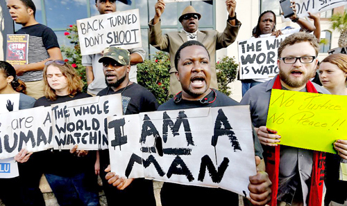 Protesta frente al ayuntamiento de North Charleston después de que el policía Michael Slager le disparó mortalmente a Walter Scott en la espalda el 5 de abril de 2015.