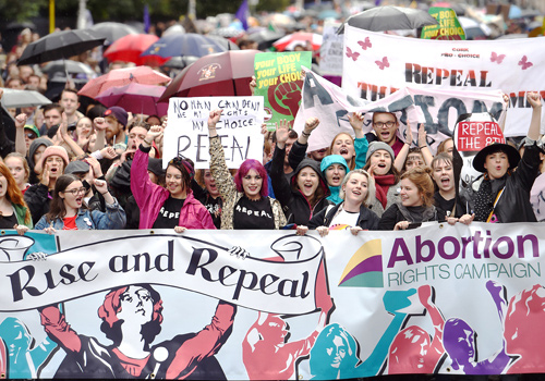 Protesta en Dublín en 2016, parte de lucha contra prohibición al aborto en constitución irlandesa.