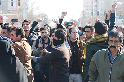 Dos semanas de protestas de trabajadores, provocadas por la oposición a las guerras reaccionarias del régimen, comenzaron en Mashhad, Irán, arriba, y se extendieron a 90 ciudades.