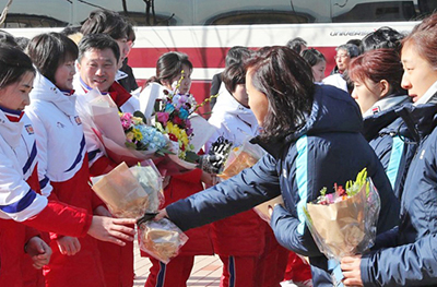 Jugadores de hockey de Corea del Sur dan flores a jugadores de Corea del Norte el 25 de enero en complejo deportivo de Jincheon, Corea del Sur. Será el primer equipo conjunto desde 1991.