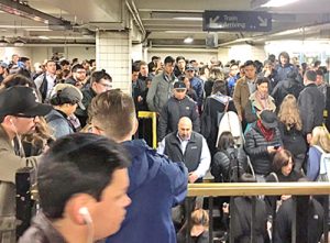 Pasajeros corren para alcanzar el metro después de interrupción del servicio en Brooklyn, en abril de 2017. Bonistas ganan millones, pero patrones reducen mantenimiento, tripulación.