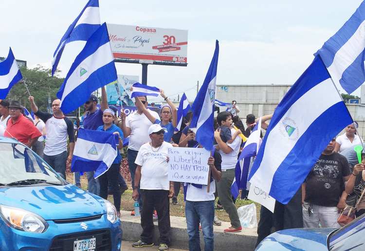 Protesta en rotonda de Metrocentro en Managua, Nicaragua, 18 de mayo, contra ataques a estudiantes y otros por gobierno del presidente Daniel Ortega que ha dejado decenas de muertos.