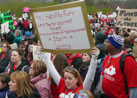 Maestros y trabajadores escolares protestan en Frankfort, Kentucky, el 2 de abril. La victoria de trabajadores en Virginia del Oeste ha inspirado una ola de huelgas y protestas en otros estados.