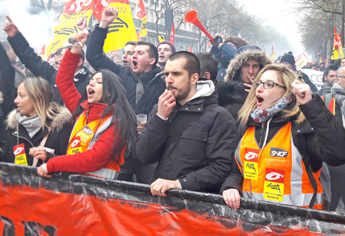 Hundreds of thousands of rail and public workers rallied in Paris and around France March 22 against government attacks on unions and two-tier system proposed for new hires in rail.