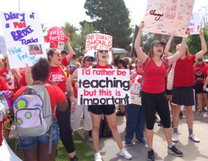 Miles de maestros, partidarios, marchan en Phoenix, abril 30, exigen fondos, aumentos, respeto.