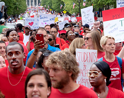 Marcha de 20 mil maestros y partidarios en Raleigh, capital de Carolina del Norte, el 16 de mayo, parte de rebelión de maestros en Virginia del Oeste, Kentucky, Arizona y Colorado.