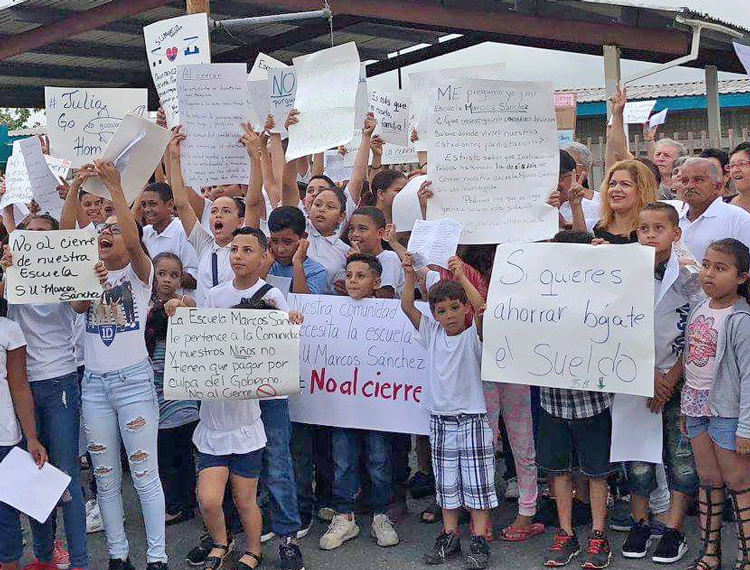 June 3 protest against government threat to close school in Yabucoa, Puerto Rico.