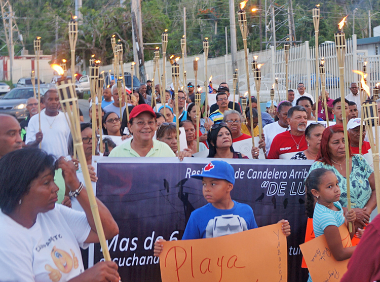 Protesta en Humacao, Puerto Rico, el 7 de mayo contra la inacción del gobierno en la restauración de la electricidad. Las protestas por toda la isla han tenido un impacto “pero casi todo Yabucoa aún no tiene electricidad”, dijo Lenis Rodríguez. “Todavía estamos luchando”.