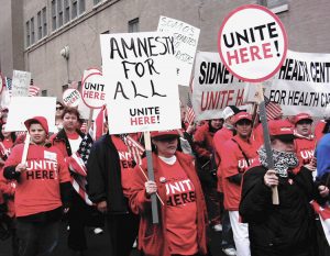 Manifestación del Primero de Mayo en Chicago, en 2006, exige “amnistía para todos”.