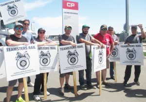 Lors de la grève de 3000 cheminots en 2018, des syndicalistes ont fait du piquetage devant le Canadien Pacifique à Montréal. Quelque 9300 syndicalistes des deux plus grandes compagnies ferroviaires du Canada votent présentement sur un mandat de grève.