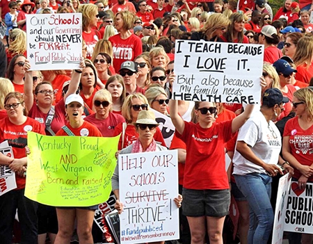 Protesta en Frankfort, Kentucky, 13 de abril. Como en otras áreas, la lucha de maestros está tomando carácter de movimiento social amplio, ejemplo para crear movimiento obrero combativo.