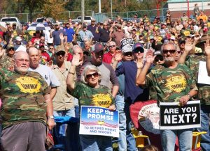 Protesta de mineros en octubre de 2015 en Brookwood, Alabama, rechaza ataques a pensiones.