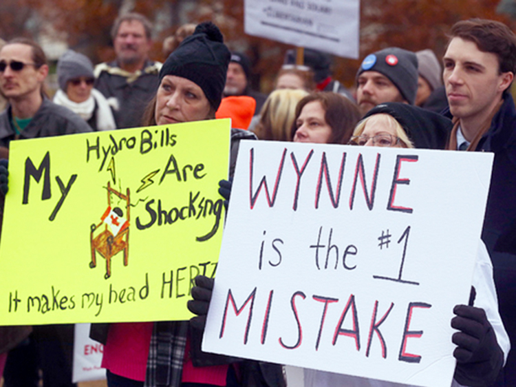 Protest in Toronto against rising cost of electric bills, Nov. 23, 2016, part of widespread working-class anger directed against Ontario Premier Kathleen Wynne. Her Liberal Party, governing for 15 years, lost to Progressive Conservative’s Doug Ford, reflecting workers’ frustrations.