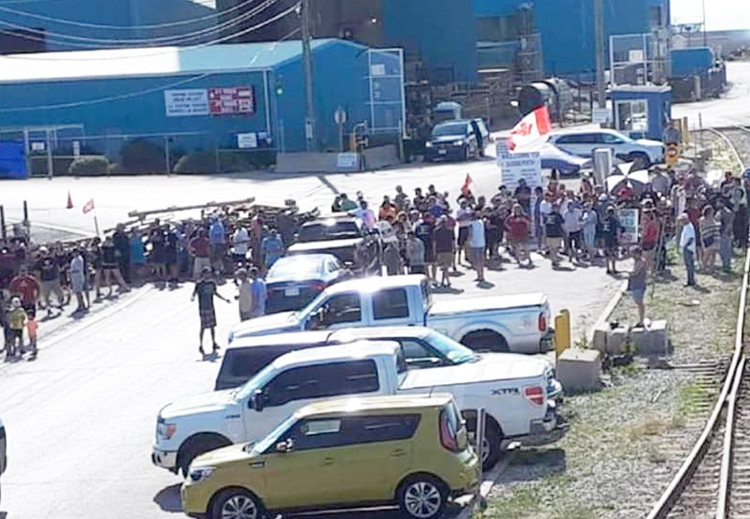 Striking salt miners in Goderich, Ontario, members of Unifor Local 16-0, put up barricades beginning July 4, forcing bosses to remove scab replacement workers from the mine.