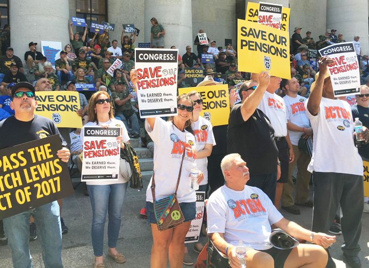 Mineros, teamsters, otros protestan recortes a pensiones, 12 de julio frente a capitolio en Ohio.