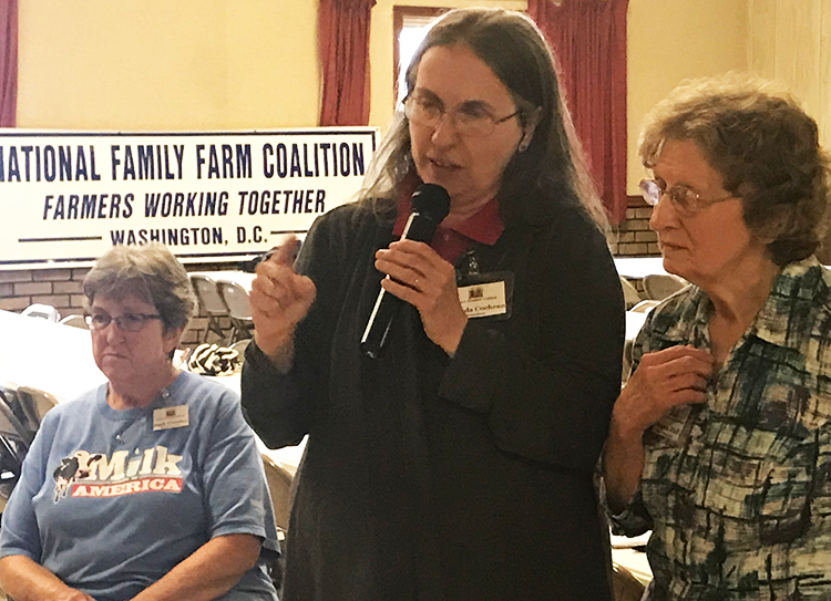 Desde izq. Barb Troester, Brenda Cochran y Donna Hall de Farm Women United, patrocinadora de audiencia en Lairdsville, Pennsylvania, julio 24, para discutir crisis de granjeros lecheros.