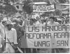Campesinos celebran reforma agraria en Santo Tomás, Nicaragua, el 11 de diciembre de 1983. En los primeros años de la revolución, el FSLN respondió a las demandas por tierra de los campesinos. Pero en los años siguientes cambiaron postura y prometieron a los terratenientes “patriotas” que protegerían sus propiedades, dando un golpe mortal a la reforma agraria.