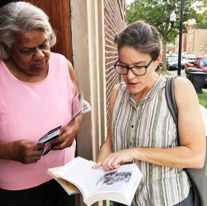 Campaigning door to door on Chicago's South Side Aug. 2, Laura Anderson, right, SWP candidate for Illinois lieutenant governor, met Alice Goodrun, a retired teacher, who got Militant subscription and Malcolm X, Black Liberation, and the Road to Workers Power.