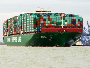 Chinese container ship CSCL Globe docks at Felixstowe, U.K., Jan. 7, 2015. Tariffs imposed on Chinese imports by Washington, like similar conflicts with other governments, aim to push Beijing into talks and get more favorable terms for U.S. bosses. Labor movement needs to start from workers common interest around the world, and oppose U.S. rulers’ protectionist moves.