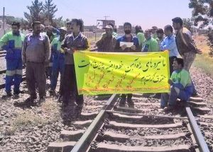 Track workers near Nayshabour, Aug. 7 protest effects of Iranian rulers’ counterrevolutionary wars. Banner says, “We have not been paid wages for several months. We have no job security. We have no future. We have no honor. We have no bread. We have no social benefits.”