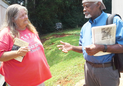 Sam Manuel met Judy Holt on her doorstep in Morristown, Tennessee, Aug. 11, as SWP members went through the area to discuss the April immigration cops’ raid and arrests at a nearby meat-processing plant. Like many others, Holt opposed raid and subsequent deportations.