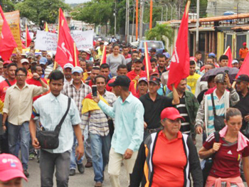 Peasants from Barinas, Venezuela, march on Caracas Aug. 8. They demand central government stop judges, capitalist landowners and police from evicting small farmers from land they won when Hugo Chávez was president, as well as release of their leaders who have been jailed, and end to impunity for landowners’ hired thugs who have killed over 350 peasants.