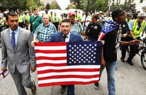 Protesta derechista en Washington, agosto 12. Hay poco apoyo a fascistas en la clase obrera. La meta de la histeria liberal es mantener a los trabajadores atados al Partido Demócrata.