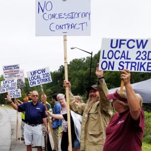 Unionists picket Four Roses plant in Cox’s Creek Sept. 8.