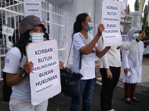 Protest at Jambi, Indonesia, prosecutor’s office July 26 demanding release of Wa, teenager imprisoned for having an abortion. Signs says, “The victim needs protection, not punishment.”