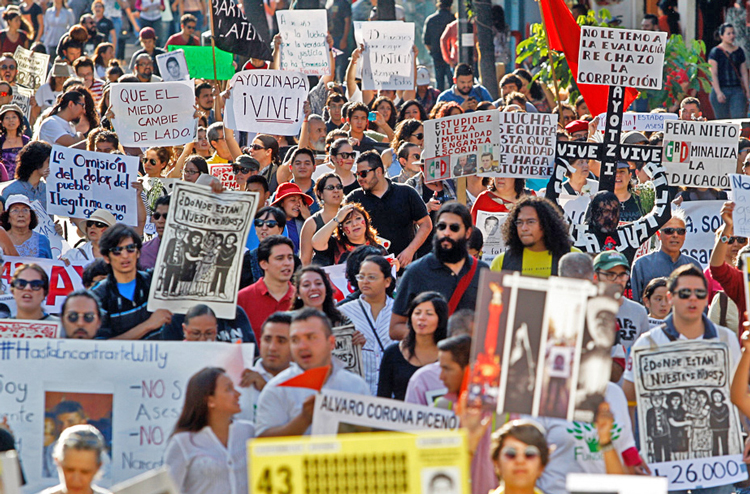 Arriba, protesta en Guadalajara, 26 de septiembre de 2015, aniversario de “desaparición” de 43 estudiantes de Ayotzinapa. El crimen y narcotráfico es una crisis para trabajadores. Izquierda, presidente electo Andrés López Obrador.