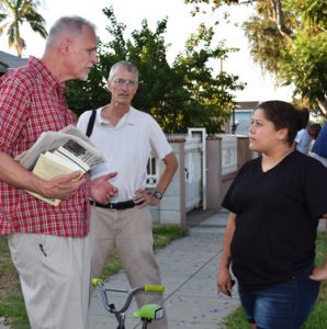 Knocking on doors in North Long Beach, California, SWP members Dennis Richter, left, and Bill Arth met Jessica Herrera, who spoke about ICE raid at 7-Eleven she works in.