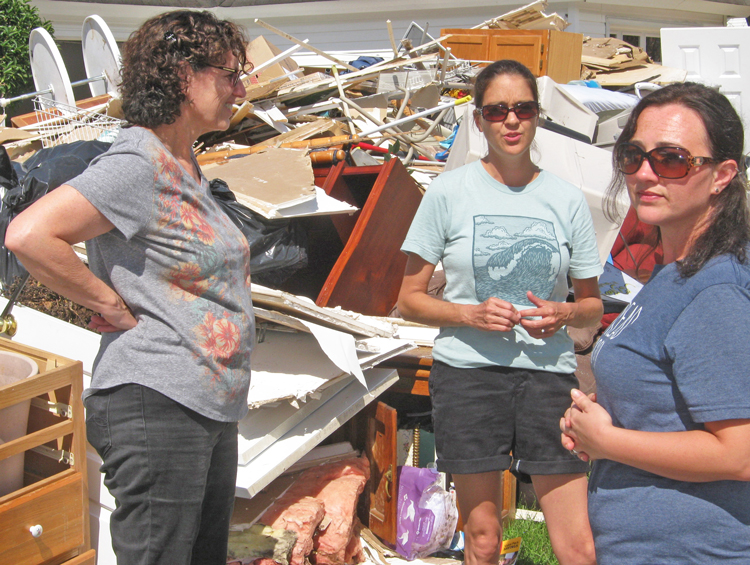 Sept. 28, Rebecca Stutts (center) and Militant subscriber Samantha Worrell (right) introduced Rachele Fruit, Socialist Workers Party candidate for Georgia governor, to workers in North Carolina coastal area abandoned by capitalist rulers after Hurricane Florence.