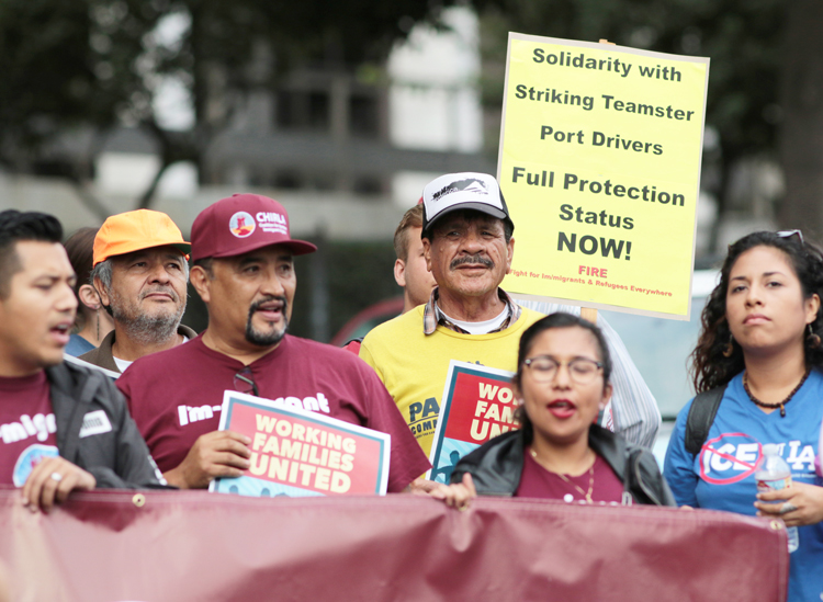 Teamsters del Puerto de Los Angeles protestan en centro de detención en apoyo de trabajadores portuarios afectados por eliminación de Estatus de Protección Temporal de inmigrantes.