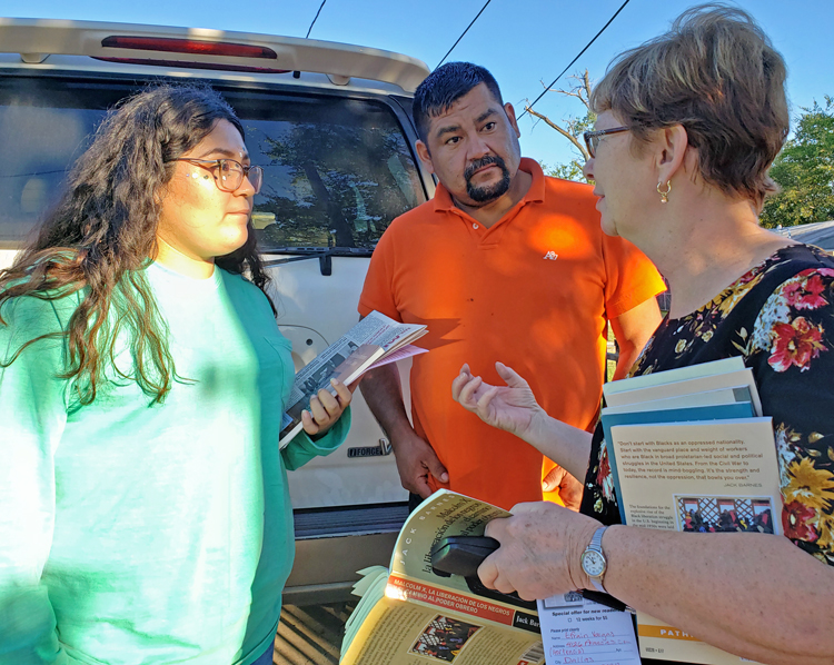Socialist Workers Party candidates across the country talked to workers door to door, joined picket lines of workers fighting for union rights, and participated in other political protests. Alyson Kennedy, SWP candidate for U.S. Senate from Texas, speaks with Efrain Vargas and his daughter Hortencia in West Dallas. 