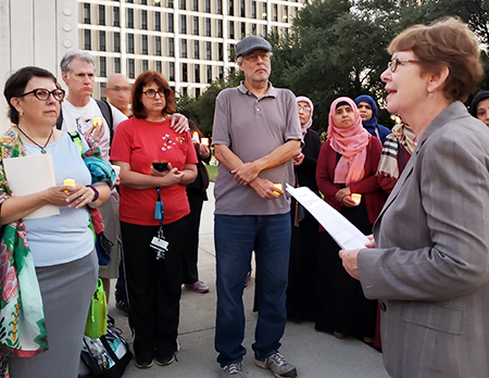 Alyson Kennedy, candidata del PST al senado por Texas, habla en protesta en Dallas contra ataque antisemita en Pittsburgh. “Las uniones deben pronunciarse contra odio anti-judio”, dijo.