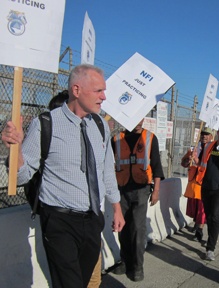 Dennis Richter, SWP candidate for U.S. Senate in California, joins Nov. 5 picket line by workers fighting for Teamster union recognition at ports of Los Angeles and Long Beach.