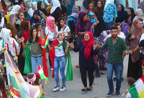 Kurdos en Qamishli, Siria, celebran voto a favor de independencia en referendum en región kurda de Iraq el 26 de septiembre de 2017. Después del voto, el ejército iraquí y milicias apoyadas por Irán atacaron y ocuparon Kirkuk, se apoderaron del 40 por ciento del territorio del Gobierno Regional del Kurdistán, cerraron el aeropuerto, e impusieron sanciones económicas.