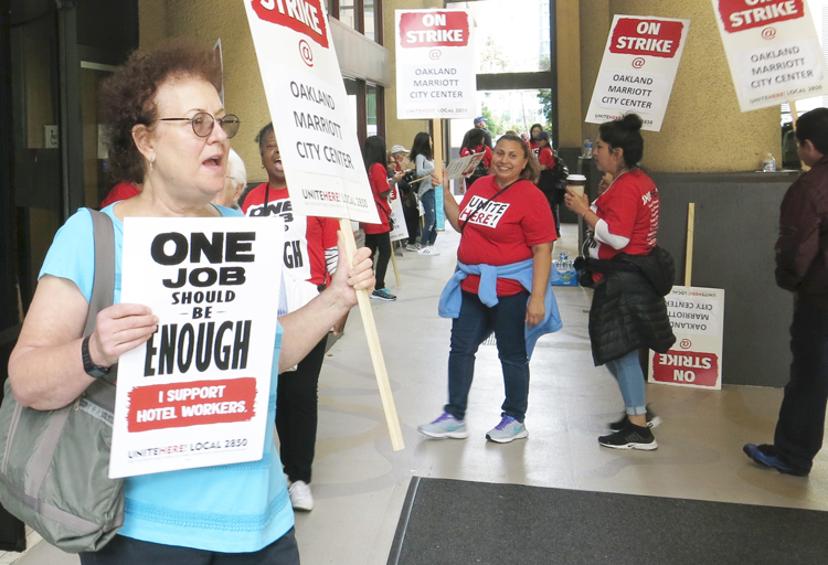 Carole Lesnick (izq.), ex candidata del Partido Socialista de los Trabajadores para el Congreso por Oakland, con huelguistas de hotel Marriott en esa ciudad. El PST llama a formar sindicatos.