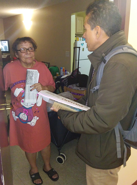 Róger Calero, SWP candidate for New York governor, discusses how to fight effects of capitalist economic, social crisis on working people with Rosa Vasquez in Brooklyn. “Struggle is the road to build a labor party,” he said.