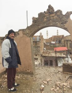 Hussein Abbas Ahmed, maestro, frente a los restos de su casa en la “ciudad vieja” en el oeste de Mosul,