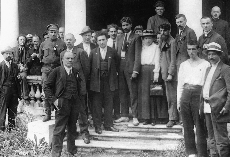 V.I. Lenin, central leader of 1917 Russian Revolution, at left in front, with delegates at 1920 Second Congress of Communist International. He led 1922-23 fight to defend national rights of oppressed peoples long encased in czardom’s prison house of nations, like toilers in Ukraine.