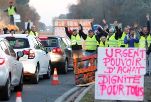 “Yellow vests,” working people from small towns, countryside, win support for their struggle in Cis-sac-Medoc, France, Dec. 5. Sign at right says “Urgent, purchasing power, dignity for all.”