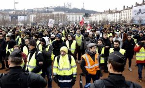 Dec. 15 yellow vest protest in Lyons, France, part of nationwide actions. “I never thought we’d be doing this,” bus driver Sylvie Orquin told Militant at traffic circle protest in Normandy.
