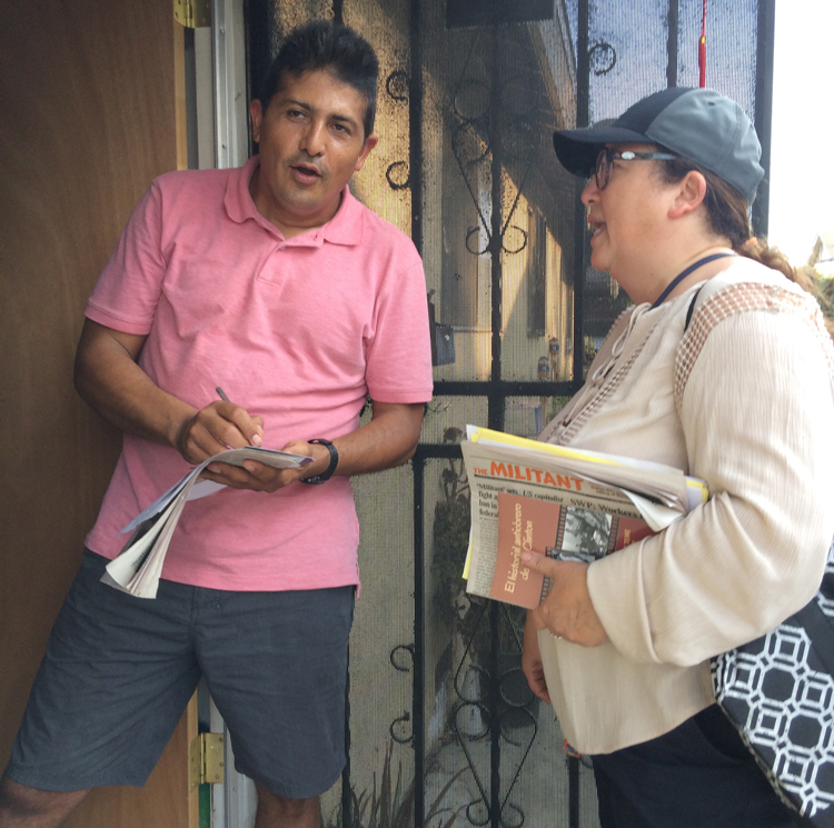 Miembro del PST Laura Garza, der., habla con Teamster Alberto Alvarenga en la puerta de su casa en Los Angeles, el 8 de agosto. Cuando Garza le explicó las metas del partido y la necesidad de un partido obrero, el dijo, “Será posible si sigues haciendo lo que estas haciendo”.