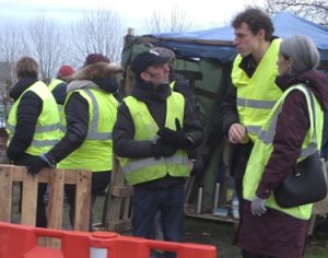 Yellow vest protesters at roadblock in Dieppe in Normandy region of France Dec. 10. From right is U.K. Communist League member Debra Jacobs and area worker Arnold Lesort-Pajot, who organized League members’ visit to join protesters and meet workers and farmers in area.