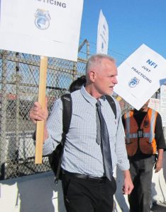 Dennis Richter, SWP candidate for Los Angeles City Council District 12, joins picket line of California Cartage workers who are fighting for a union, Nov. 5, 2018.
