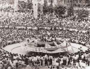 Manifestación en ciudad de Kwangju durante rebelión popular de nueve días en mayo de 1980 contra dictadura militar surcoreana de Chun Doo-hwan. Miles de trabajadores armados se tomaron la ciudad. El levantamiento fue aplastado con ayuda de las fuerzas estadounidenses.