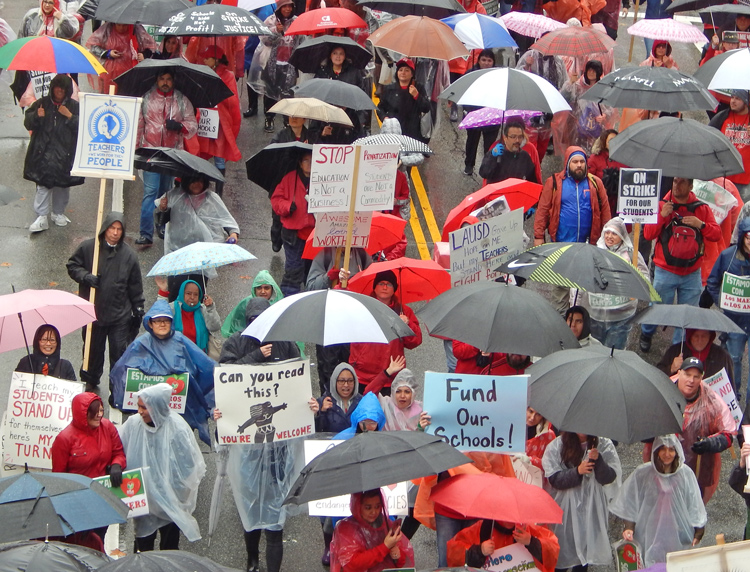 Más de 30 mil miembros del sindicato de maestros en Los Angeles y partidarios marchan el 14 de enero, primer día de huelga para exigir clases más pequeñas, más personal y alza salarial.